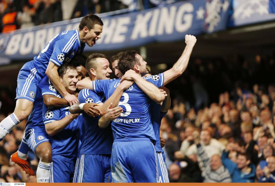 Cahill sommerso dai compagni: il Chelsea  ai quarti. Action Images